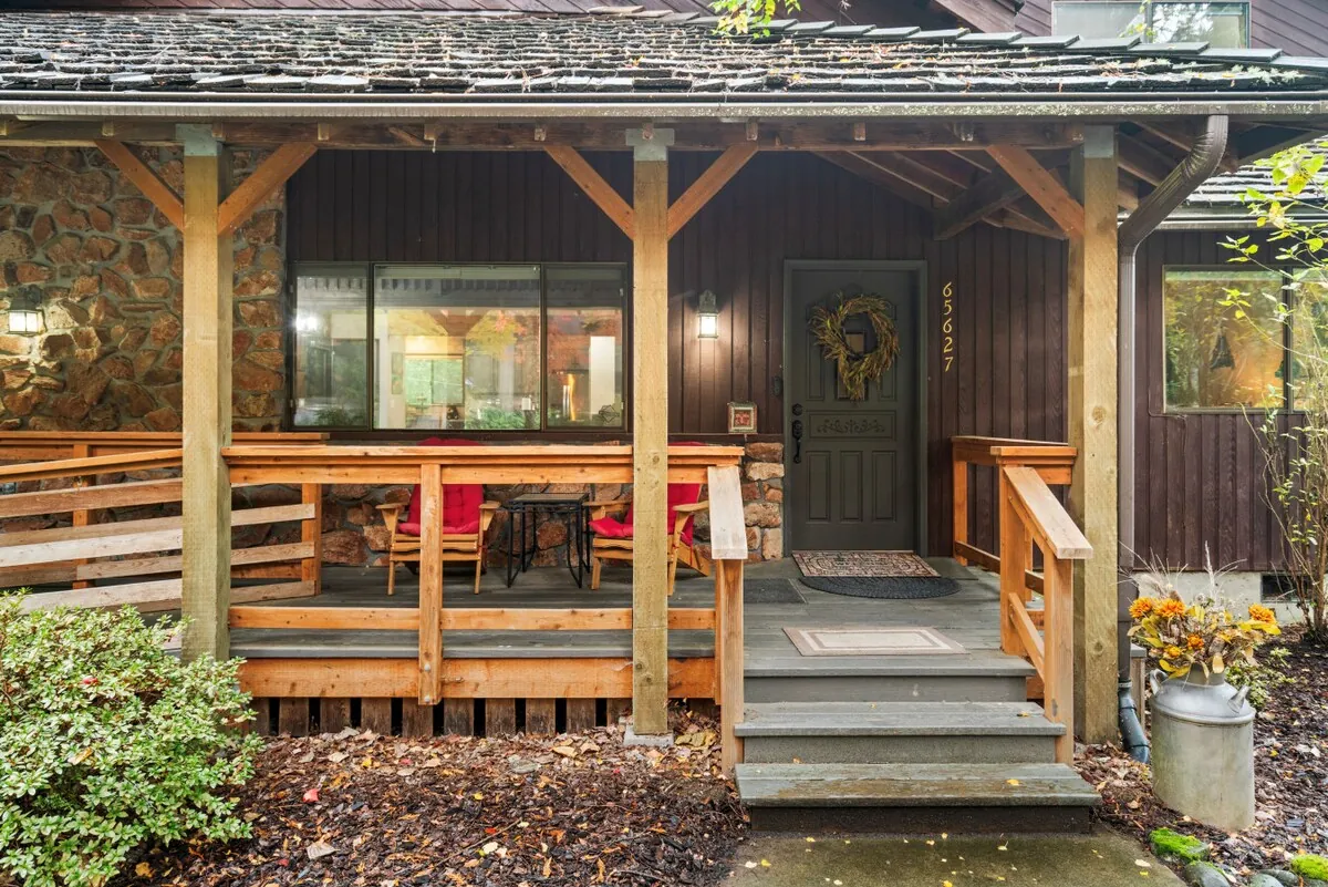 Alpine Cabin covered front porch