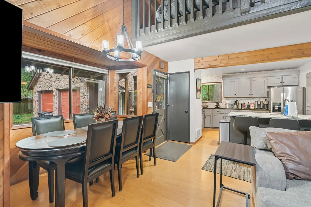 Alpine Cabin dining area and kitchen