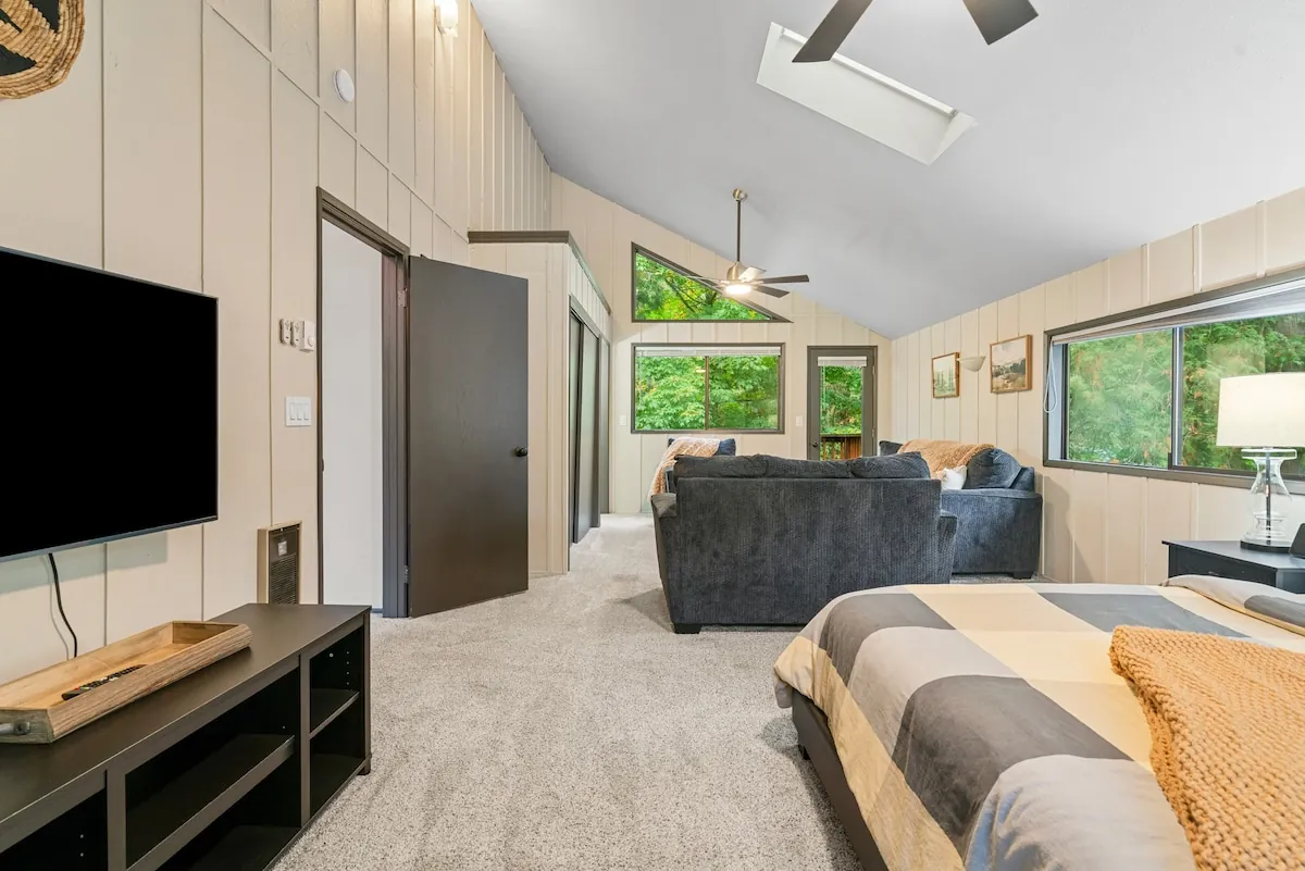Alpine Cabin upstairs lounge