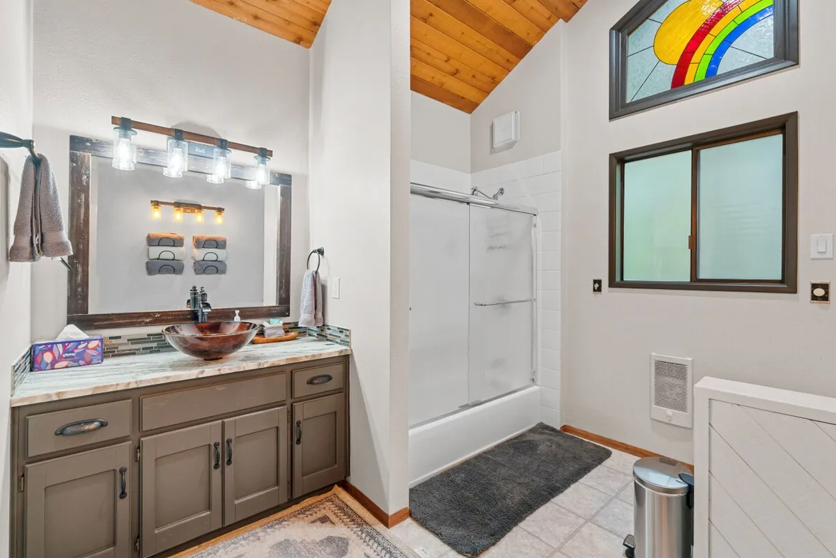 Alpine Cabin full bathroom