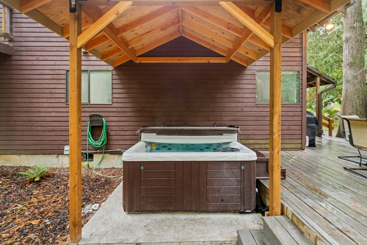 Alpine Cabin private hot tub under cover