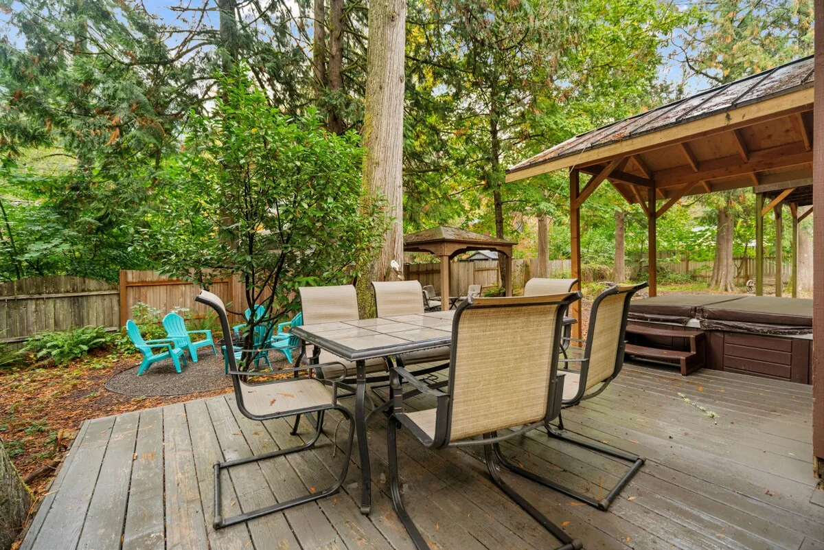 Alpine Cabin outdoor dining beside the hot tub
