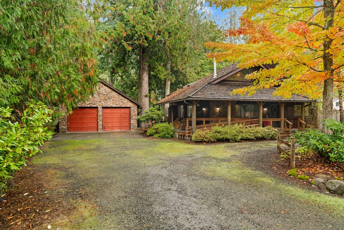 Alpine Cabin driveway and detached game room