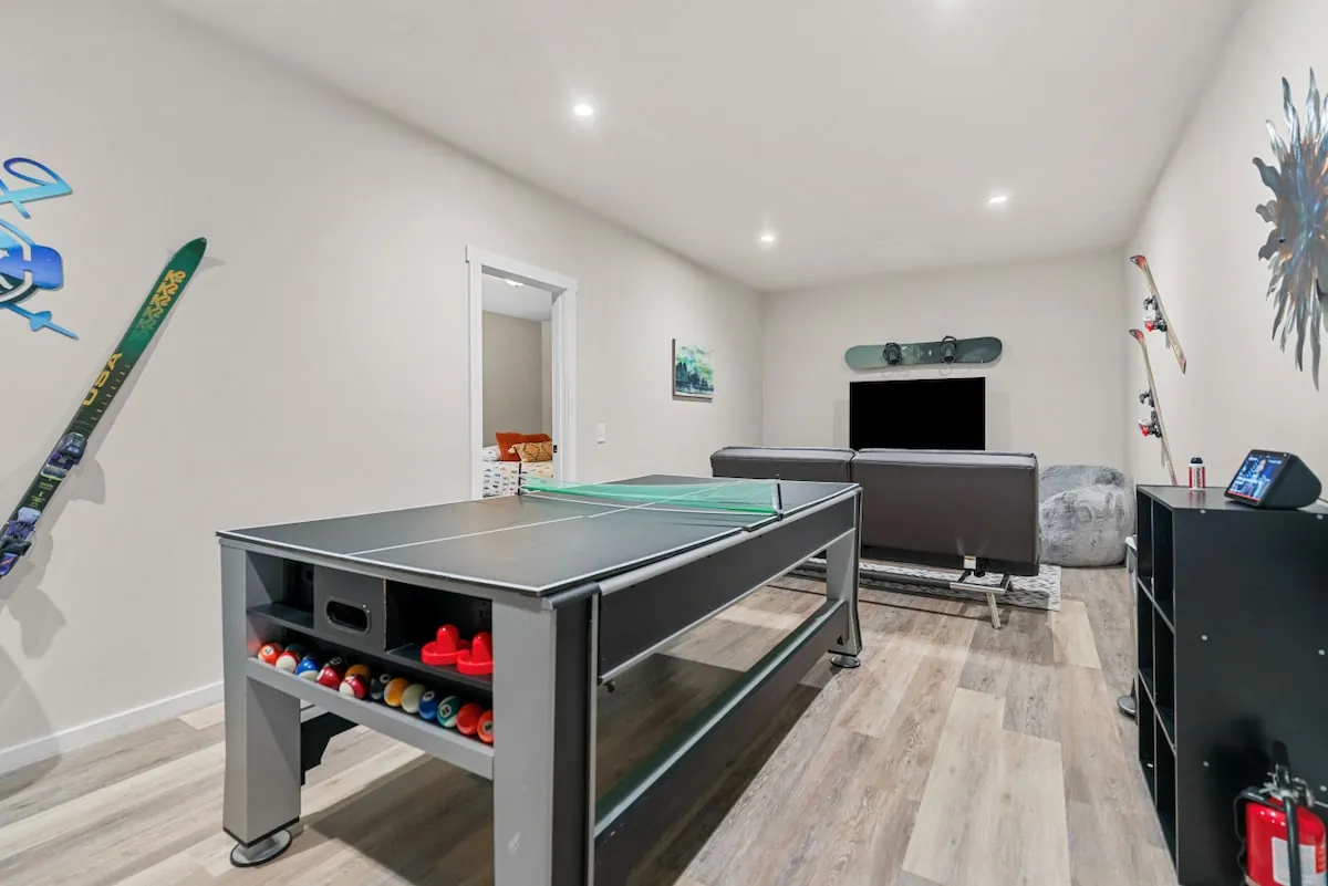 Alpine Cabin ping-pong room