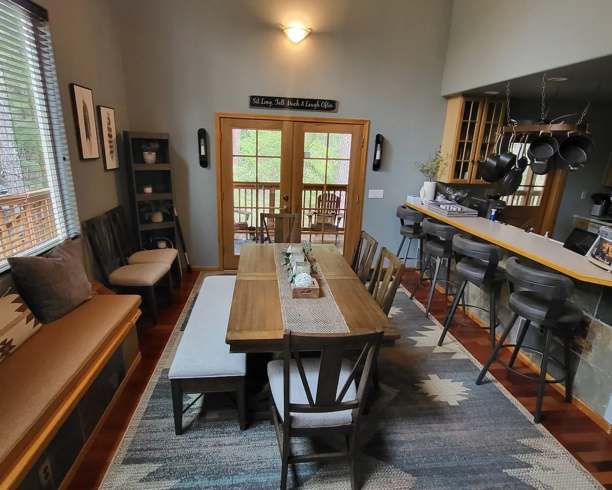 Lost Shelter Chalet dining area