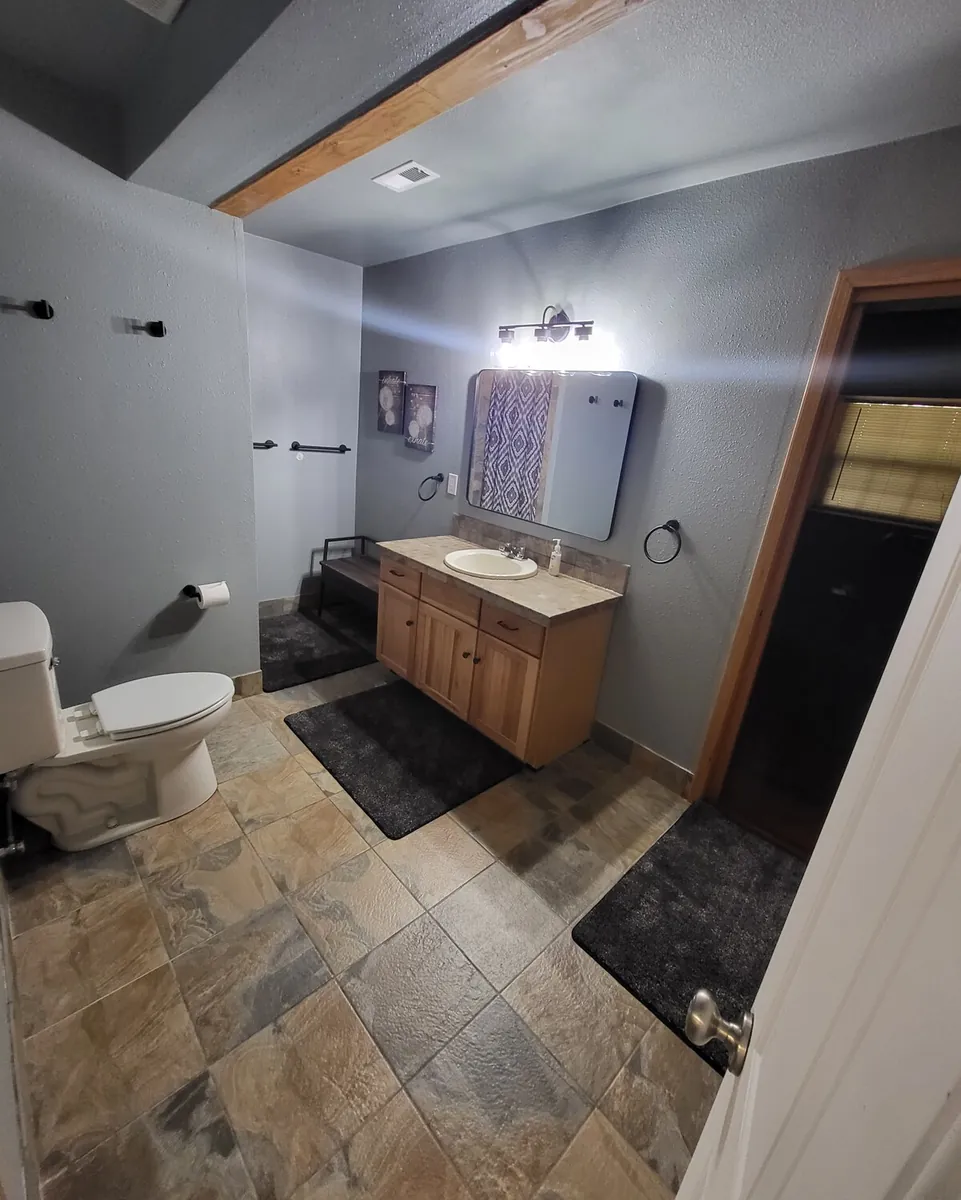 Lost Shelter Chalet bathroom