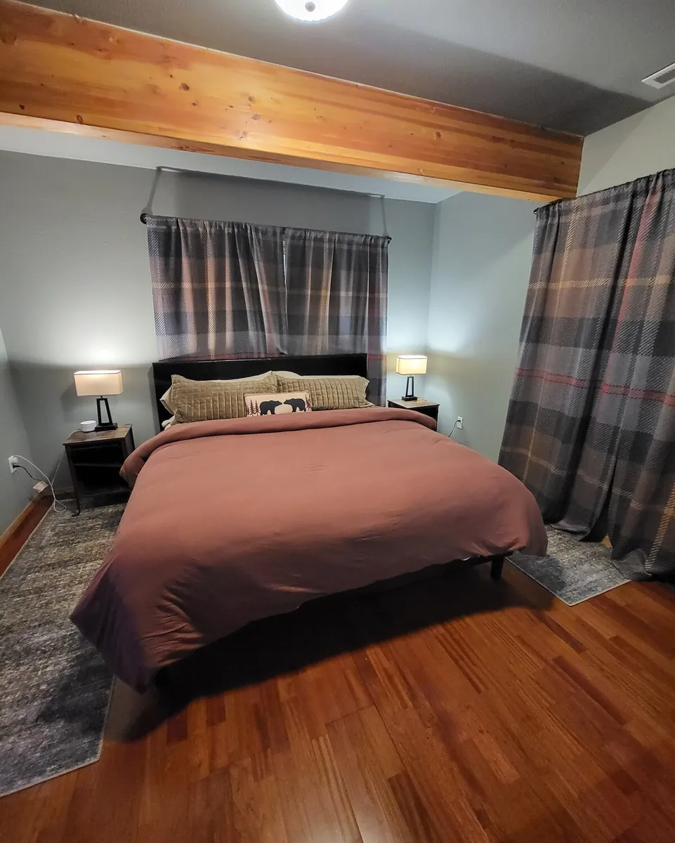 Lost Shelter Chalet bedroom