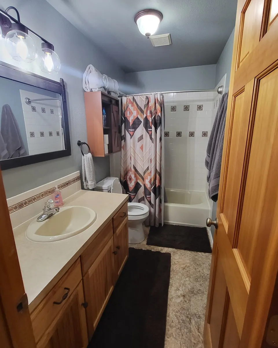 Lost Shelter Chalet full bathroom