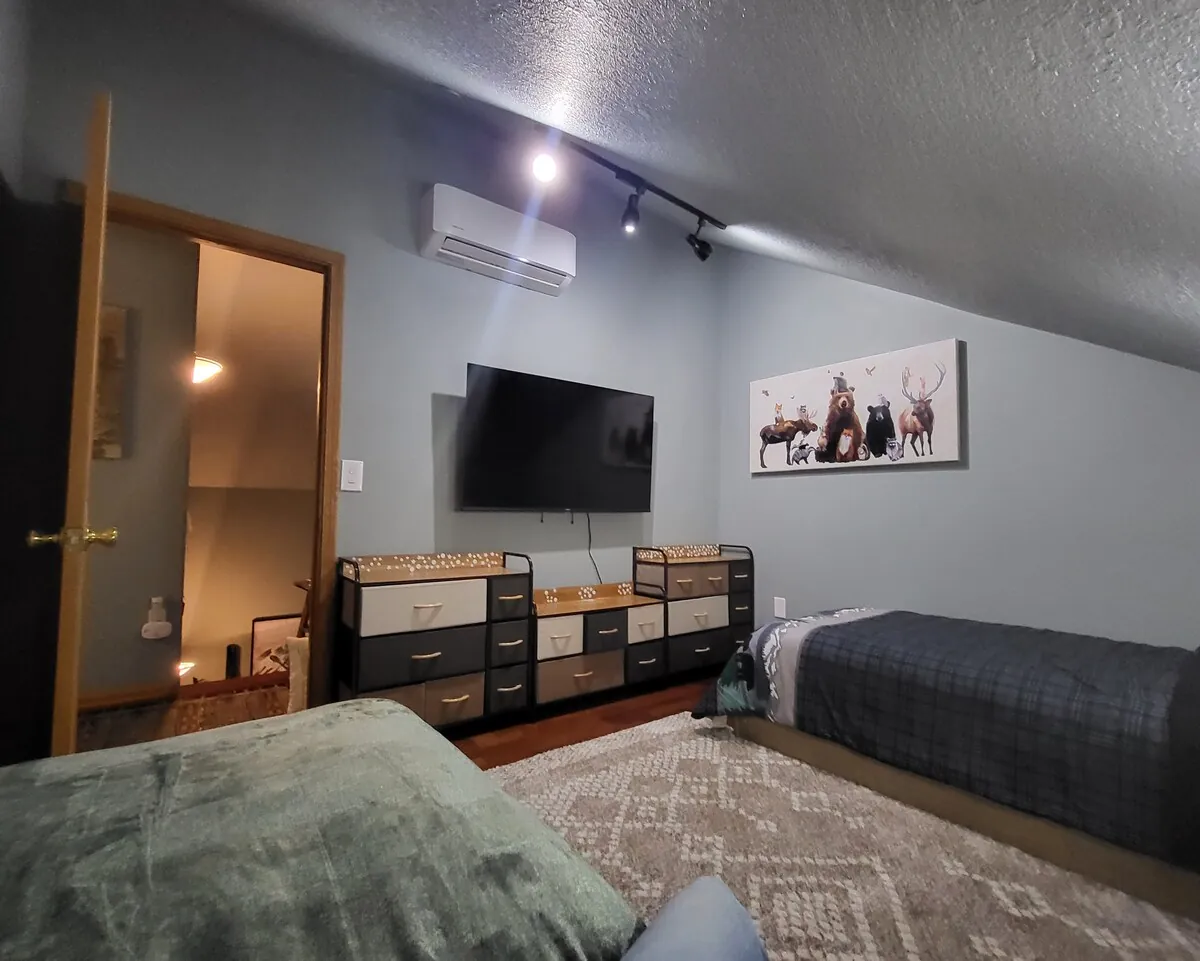 Lost Shelter Chalet twin bedroom